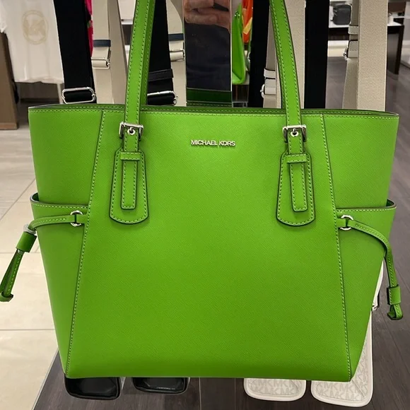 Michael Kors Voyager Large Saffiano Leather Tote Bag
Jangle Green 
NWT - Picture 14 of 16